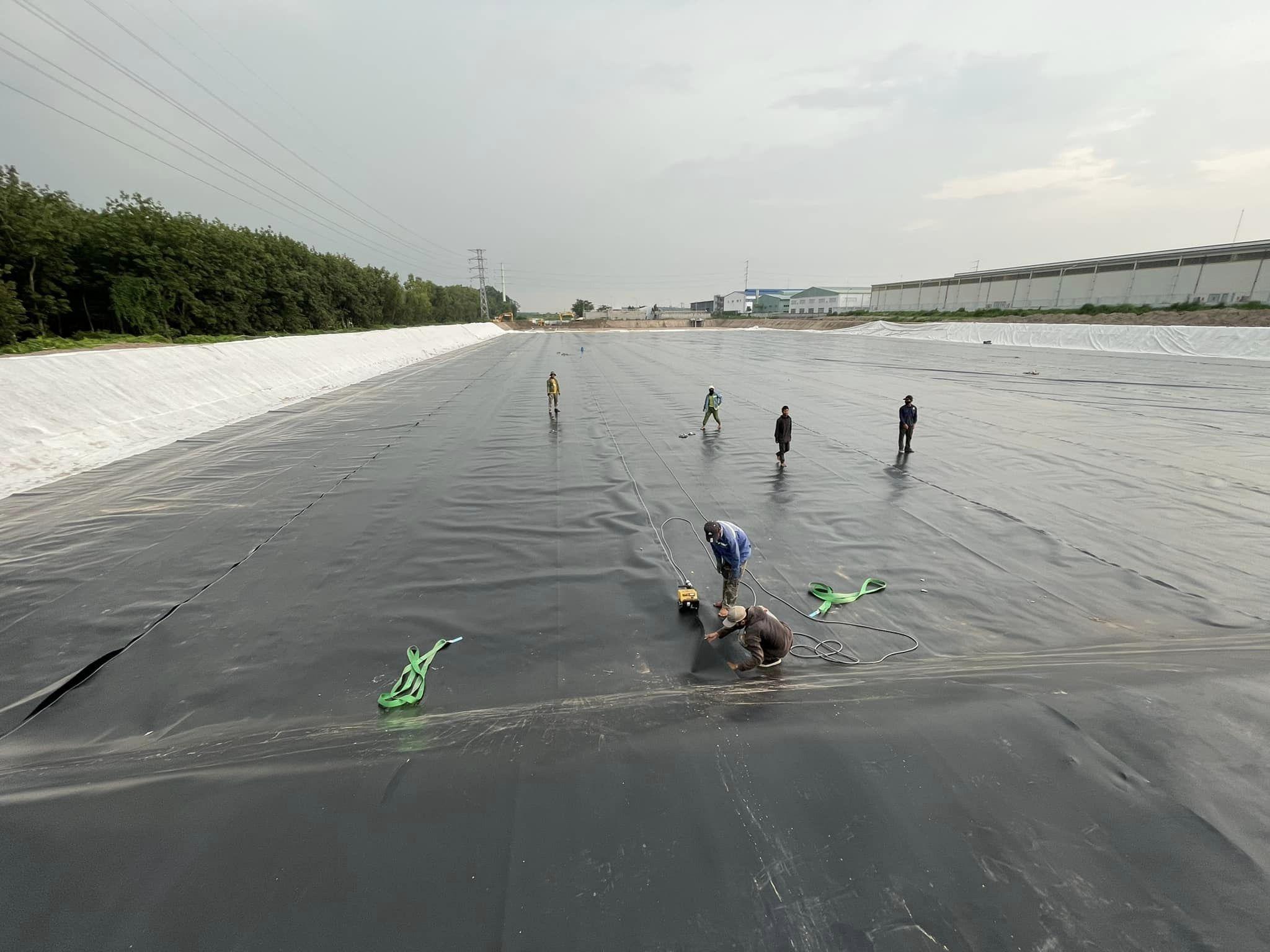 Nền đất vững chắc là yếu tố then chốt khi thi công bạt chống thấm nuôi cá để đảm bảo độ bền vững lâu dài của ao nuôi.